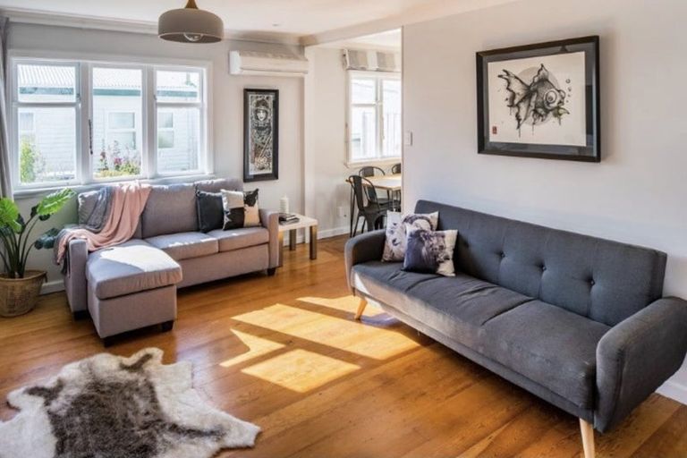 Photo of property in 206 Miromiro Road, Normandale, Lower Hutt, 5010