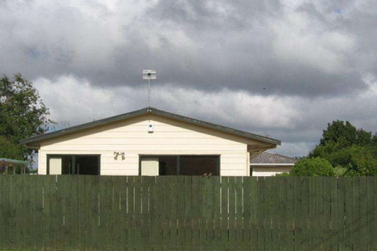 Photo of property in 35a Woodside Road, Massey, Auckland, 0614