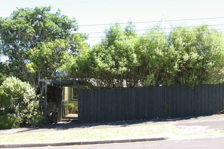 Photo of property in 1/15 Wernham Place, Northcote, Auckland, 0626