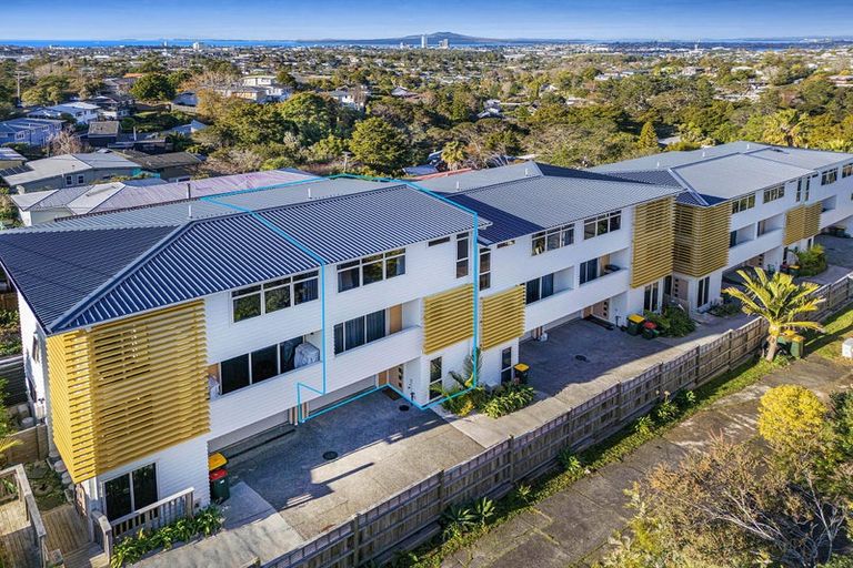 Photo of property in 2/3 Coronation Road, Hillcrest, Auckland, 0627