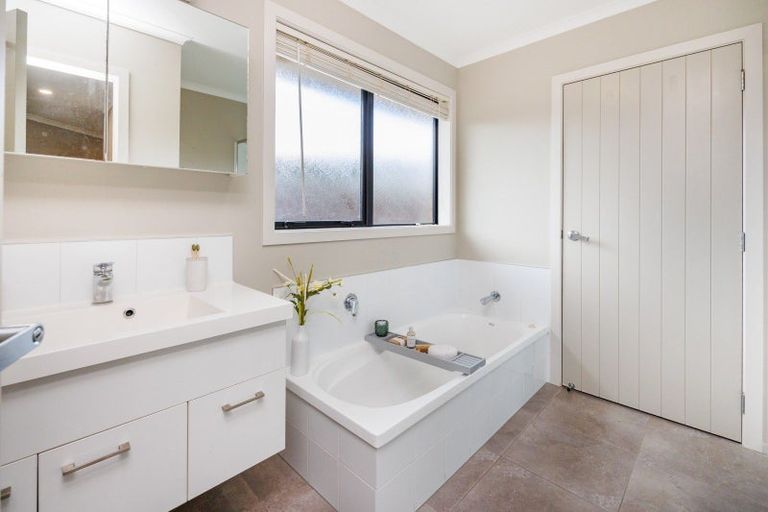 Photo of property in 7 Lorenzo Place, Kelvin Grove, Palmerston North, 4414