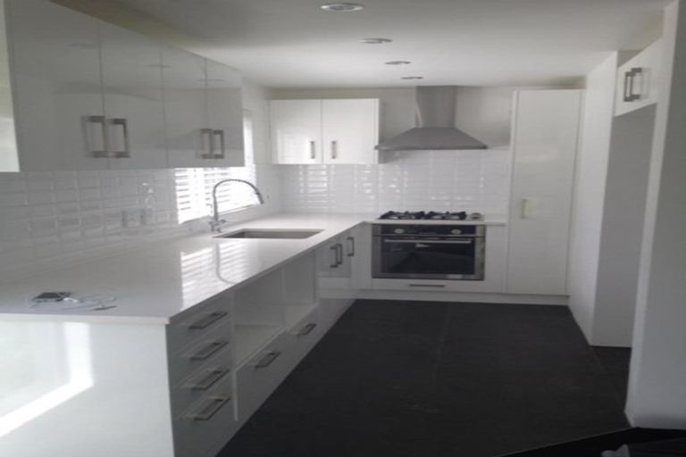 Photo of property in 2/7 Alston Avenue, Kelston, Auckland, 0602