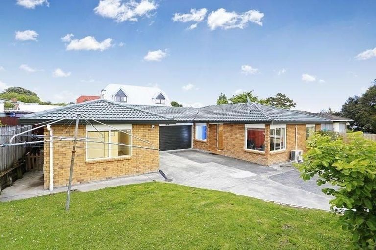 Photo of property in 2 Kelman Road, Kelston, Auckland, 0602