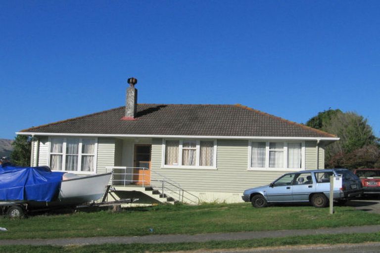 Photo of property in 35 Takapuwahia Drive, Takapuwahia, Porirua, 5022