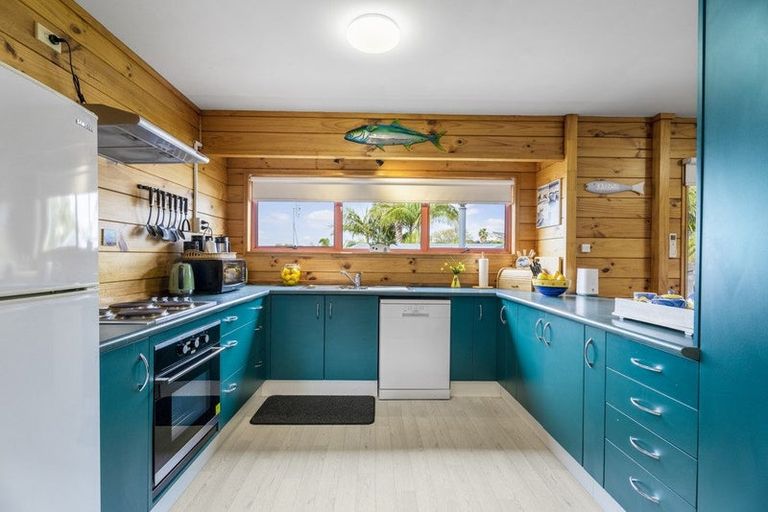 Photo of property in 39a Pohutukawa Avenue, Red Beach, 0932