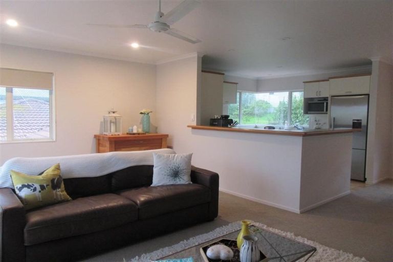 Photo of property in 8a Margaret Henry Crescent, Oteha, Auckland, 0632