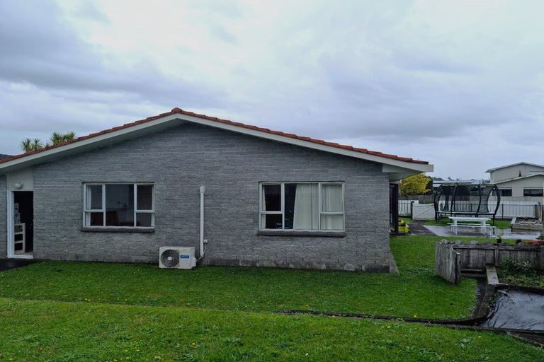 Photo of property in 72 Manu Crescent, Upper Vogeltown, New Plymouth, 4310