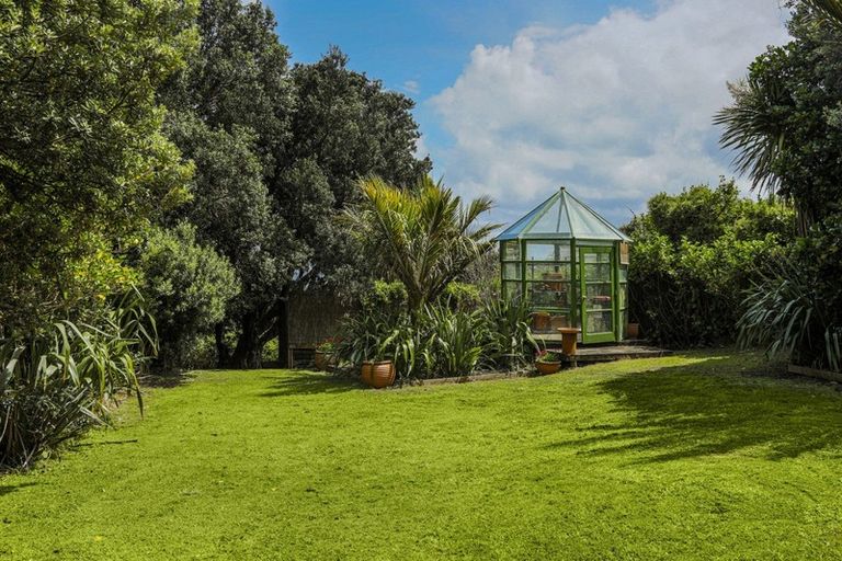 Photo of property in 15 Ngatira Road, Muriwai, Waimauku, 0881