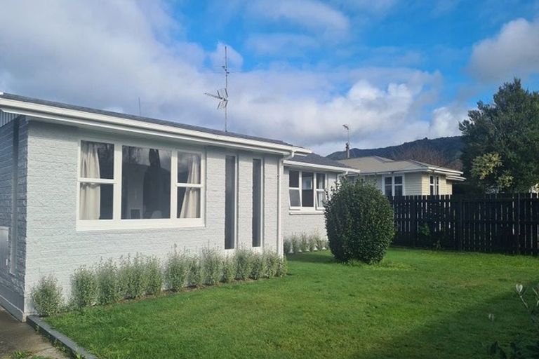 Photo of property in 64 Brandon Street, Featherston, 5710