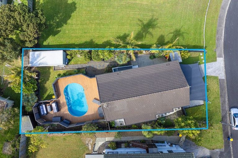 Photo of property in 15 Leiden Place, Totara Vale, Auckland, 0629