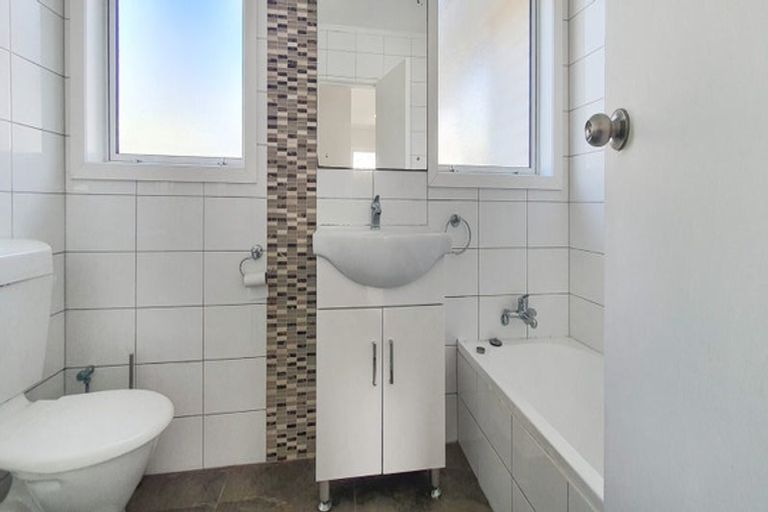 Photo of property in 28 Middlemore Crescent, Papatoetoe, Auckland, 2025