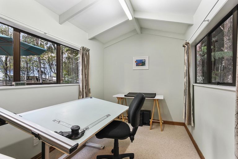 Photo of property in 25 Napuka Road, Henderson Valley, Auckland, 0612