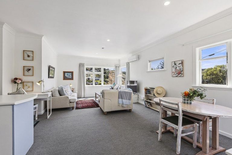 Photo of property in 15 Glanmire Road, Newlands, Wellington, 6037