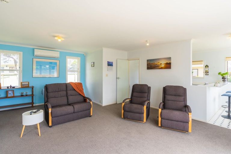 Photo of property in 11 Adrian Grove, Waikanae Beach, Waikanae, 5036