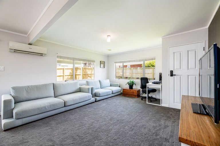 Photo of property in 2/59 Archibald Road, Kelston, Auckland, 0602