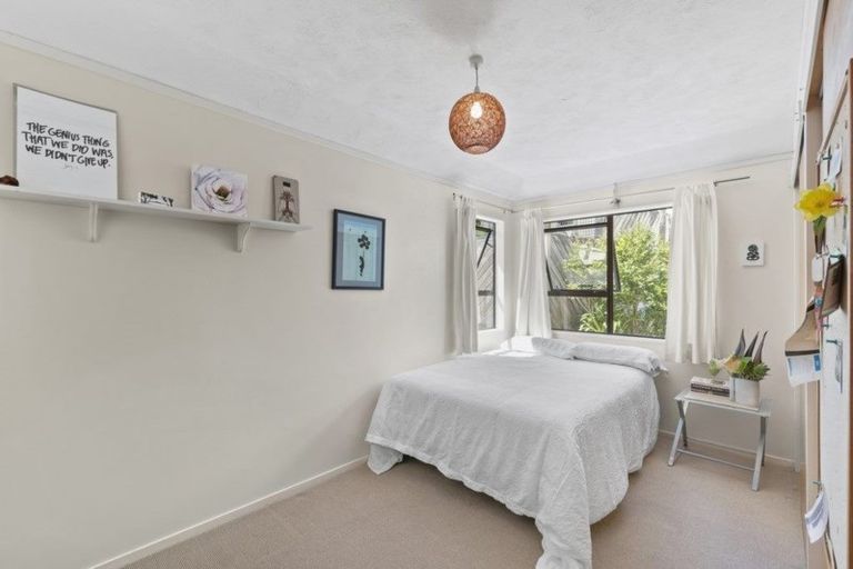 Photo of property in 9 Telephone Road, Birkenhead, Auckland, 0626