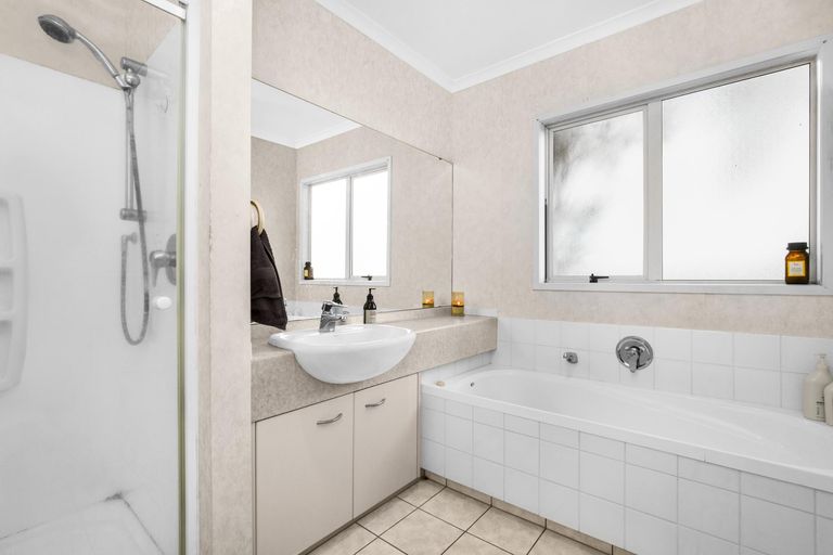 Photo of property in 5 Magic Way, Randwick Park, Auckland, 2105