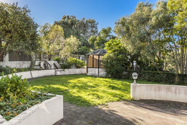 Photo of property in 30 Hoskins Avenue, Hillsborough, Auckland, 1042