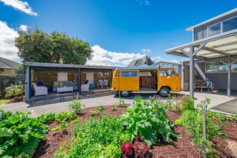 Photo of property in 14 Goldie Place, Waikanae Beach, Waikanae, 5036