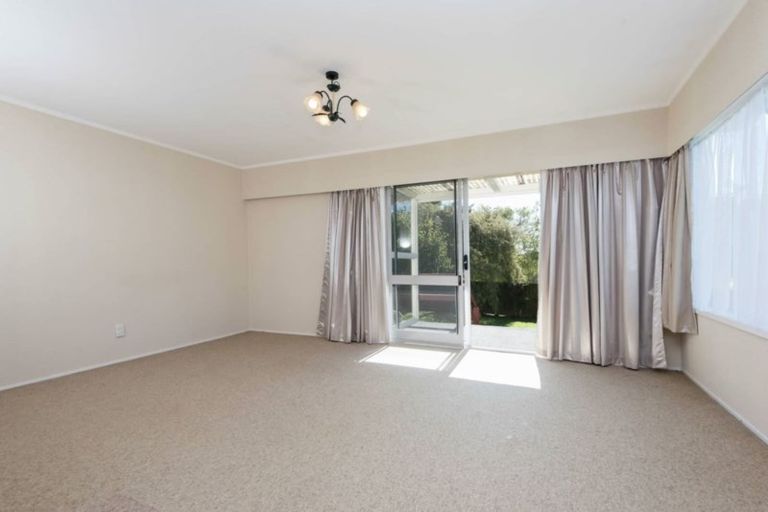 Photo of property in 2/1 Dalwhinnie Parade, Highland Park, Auckland, 2010