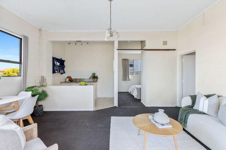 Photo of property in 8a Orewa Heights Crescent, Orewa, 0931