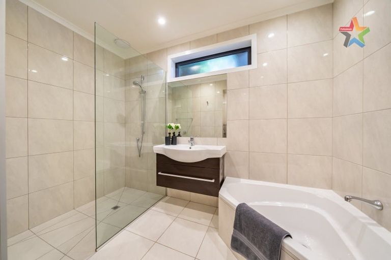 Photo of property in 7 Green Park Lane, Korokoro, Lower Hutt, 5012