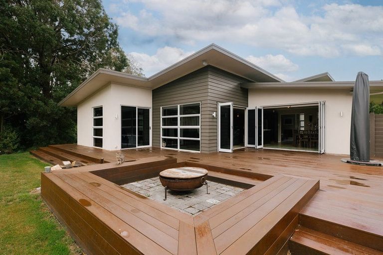 Photo of property in 8 Titirangi Drive, Fitzherbert, Palmerston North, 4471