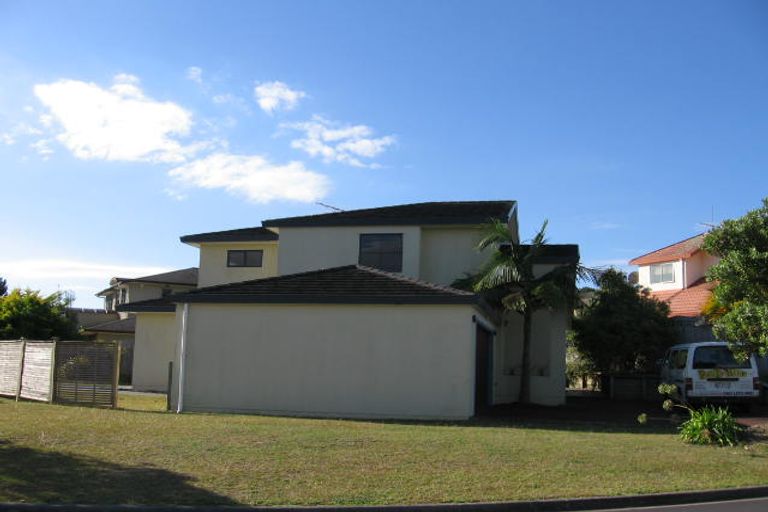 Photo of property in 5 Cayman Place, Unsworth Heights, Auckland, 0632