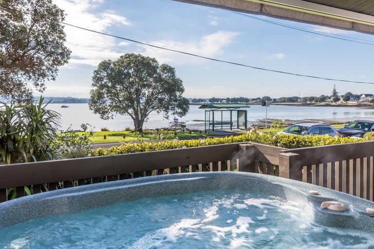 Photo of property in 2/56 Kiwi Esplanade, Mangere Bridge, Auckland, 2022