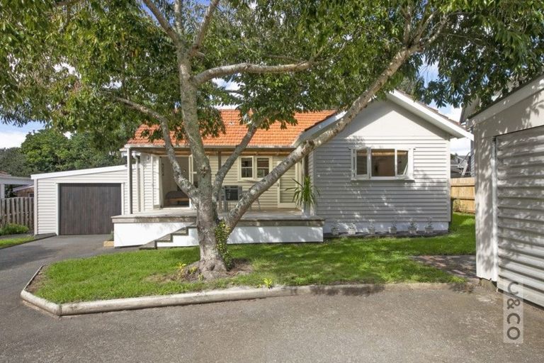 Photo of property in 43 Cambridge Road, Riverhead, 0820