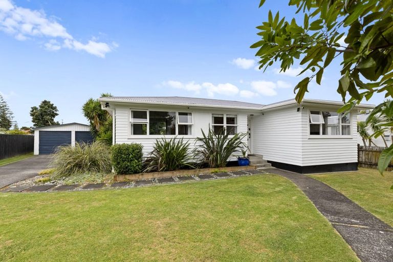 Photo of property in 11 Brennan Avenue, Te Atatu Peninsula, Auckland, 0610