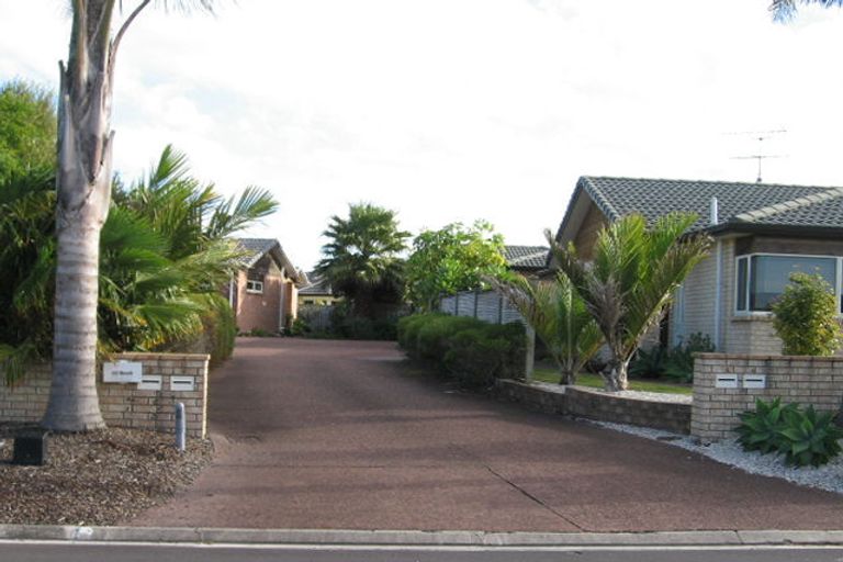 Photo of property in 8 Chalmers Close, Orewa, 0931