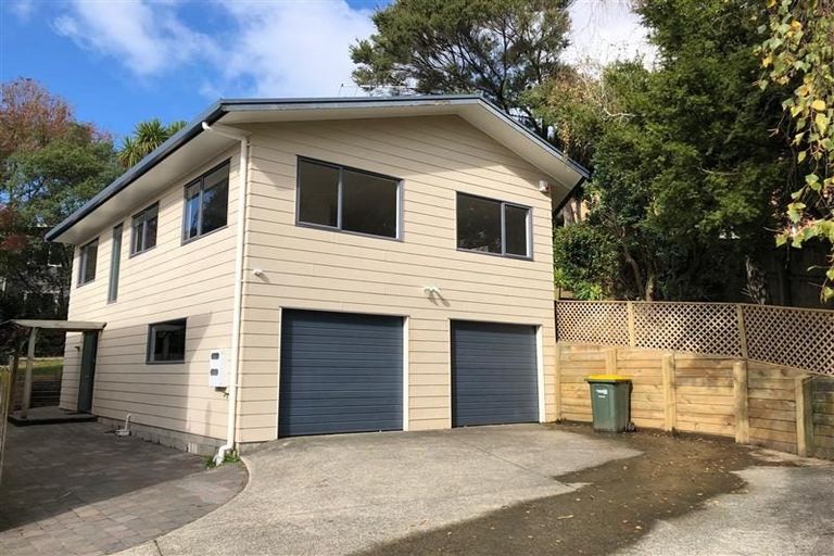 Photo of property in 11 Felicity Place, Unsworth Heights, Auckland, 0632