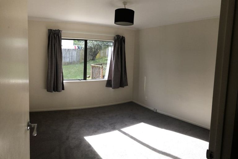 Photo of property in 3 Thalia Place, Totara Vale, Auckland, 0629