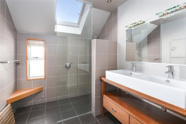 Photo of property in 17 Cornwall Street, Vauxhall, Dunedin, 9013