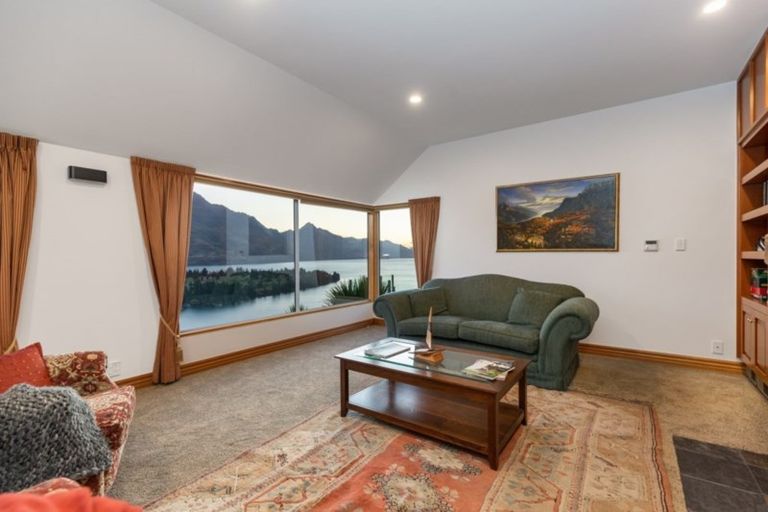 Photo of property in 10 Peregrine Place, Queenstown, 9300