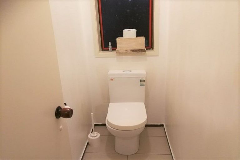 Photo of property in 1/1 Cheval Drive, Totara Vale, Auckland, 0629