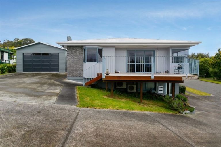 Photo of property in 19 Reeves Road, Acacia Bay, Taupo, 3330