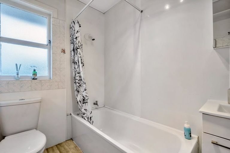 Photo of property in 60 Cobham Crescent, Kelston, Auckland, 0602