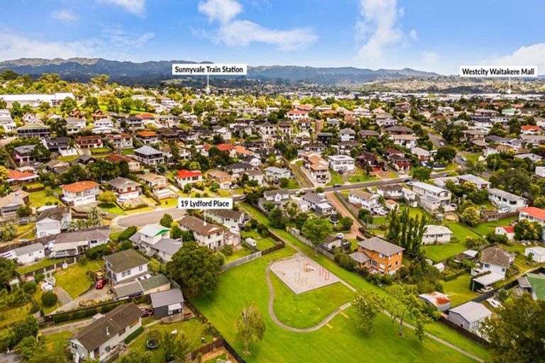 Photo of property in 19 Lydford Place, Glendene, Auckland, 0602