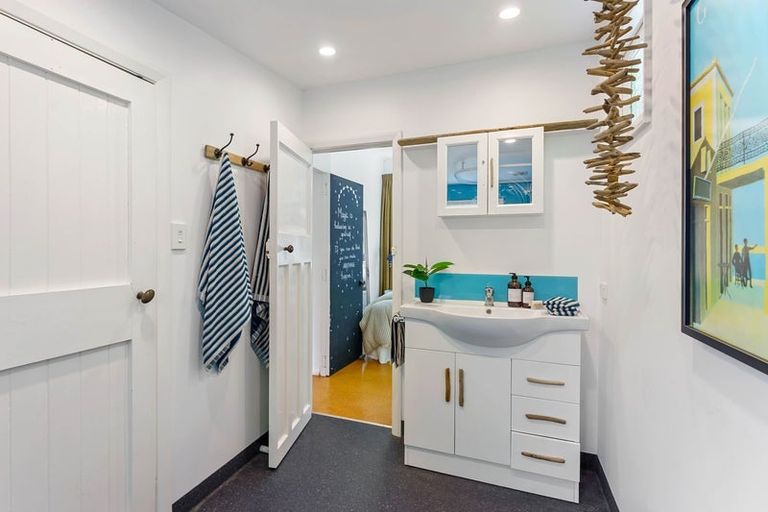 Photo of property in 42 Field Way, Waikanae Beach, Waikanae, 5036