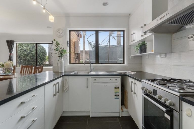 Photo of property in 4 Baronie Court, Half Moon Bay, Auckland, 2012