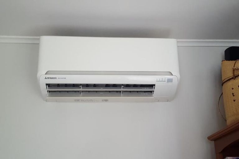 Photo of property in 1 Ward Crescent, Te Atatu Peninsula, Auckland, 0610