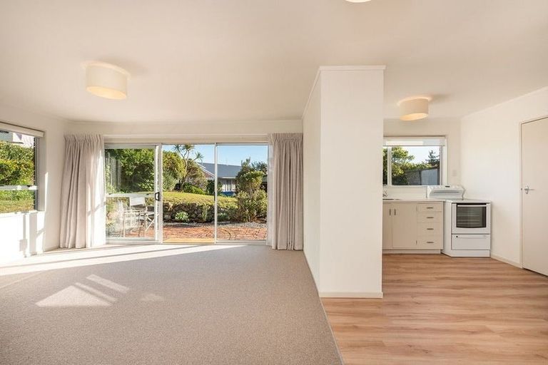 Photo of property in 39 Colchester Crescent, Newlands, Wellington, 6037