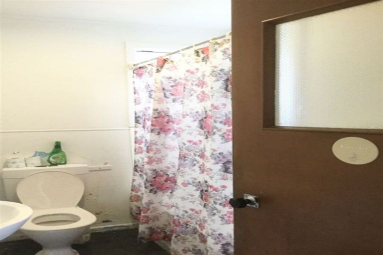 Photo of property in 35 Amberley Avenue, Te Atatu South, Auckland, 0610