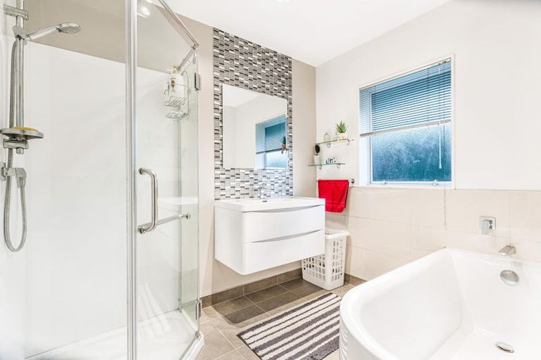 Photo of property in 6 Hanly Close, West Harbour, Auckland, 0618