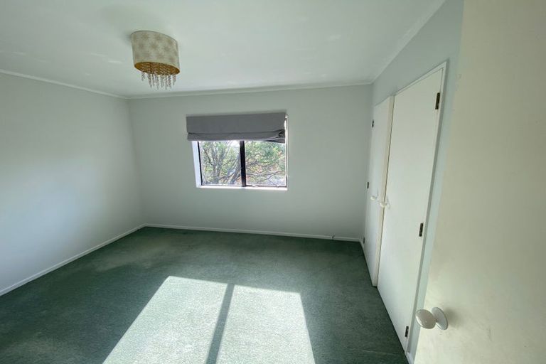 Photo of property in 2/138 Sunset Road, Unsworth Heights, Auckland, 0632