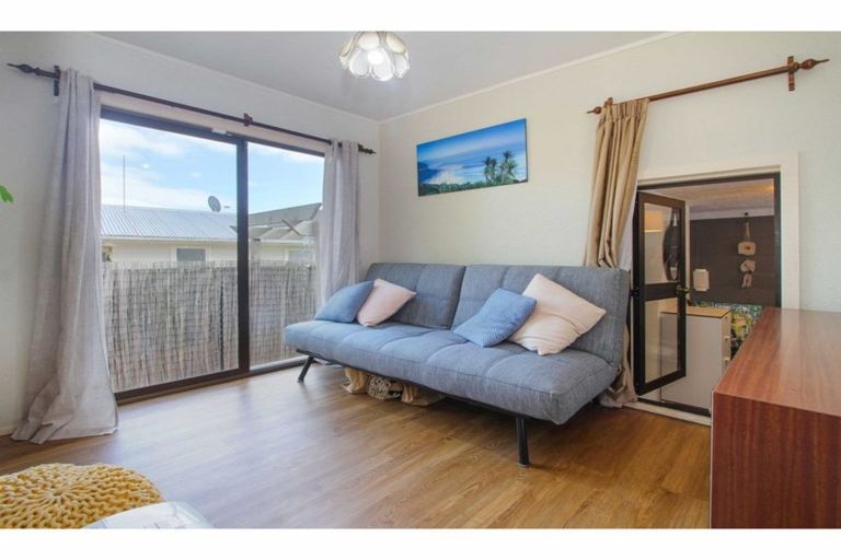 Photo of property in 2/39 Brunton Place, Glenfield, Auckland, 0629