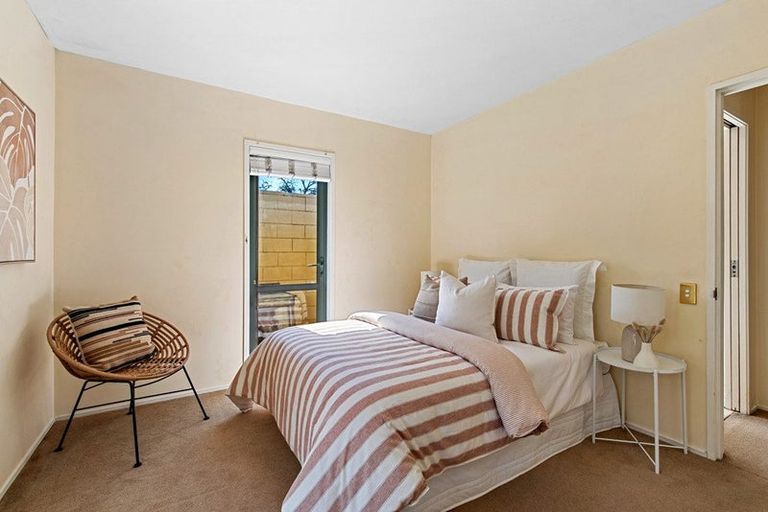 Photo of property in 4 Saddleback Rise, Murrays Bay, Auckland, 0630