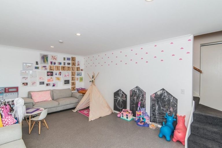 Photo of property in 62 Kakariki Grove, Waikanae, 5036